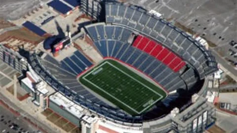 海伦芬锋线球员惊人“甩眼”后毫发无损，继续场上拼搏！